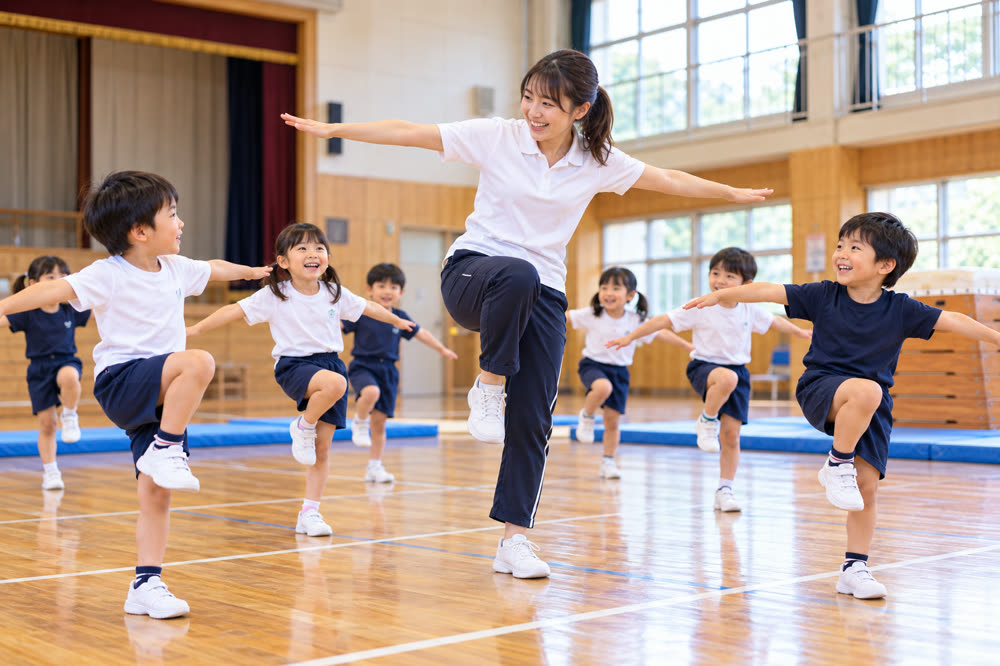 先生の見本をまねする子どもたち