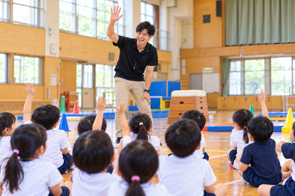 子どもたちと笑顔で関わる指導者